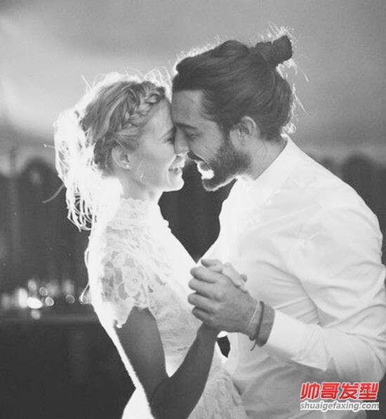 男生留长发更有型!丸子头配肌肉让女人难以抗拒!