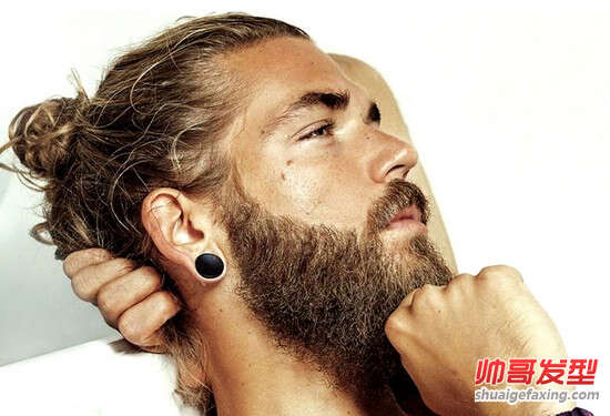 男生留长发更有型!丸子头配肌肉让女人难以抗拒!