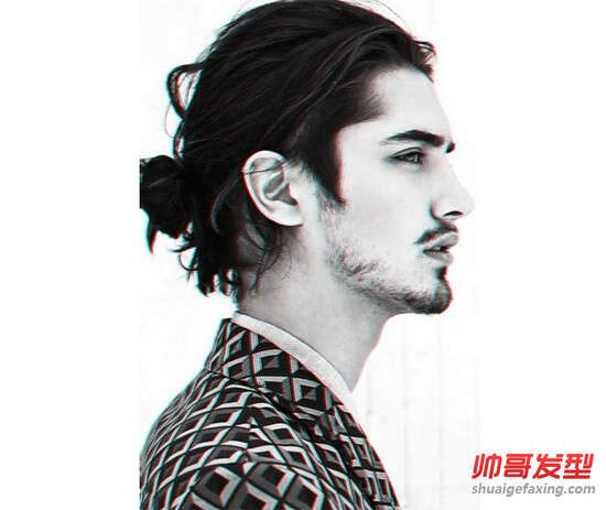 男生留长发更有型!丸子头配肌肉让女人难以抗拒!