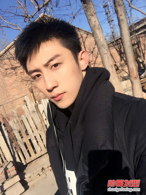 黄景瑜黑色短发引领国内男生发型潮流回归自然