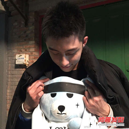 黄景瑜黑色短发引领国内男生发型潮流回归自然
