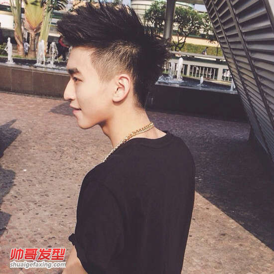 Instagram中国帅比 90后小鲜肉两边剃光直发齐刘海最萌