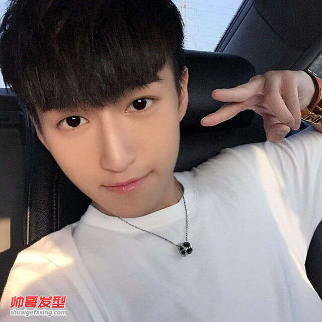 Instagram中国帅比 90后小鲜肉两边剃光直发齐刘海最萌