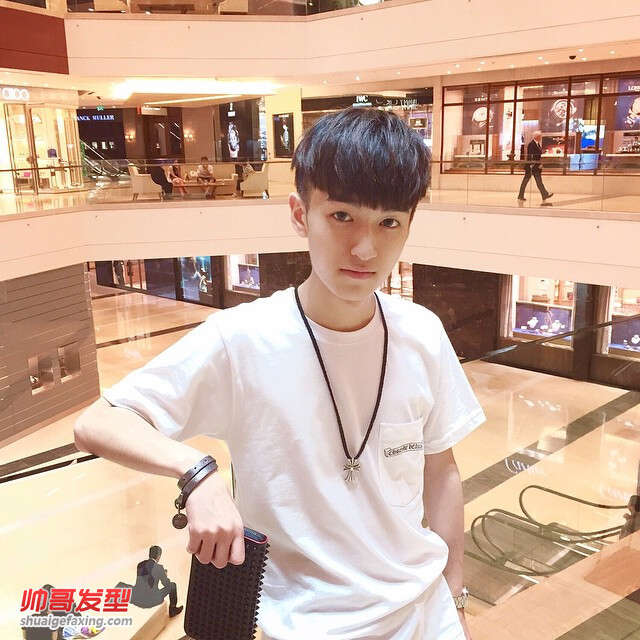 Instagram中国帅比 90后小鲜肉两边剃光直发齐刘海最萌