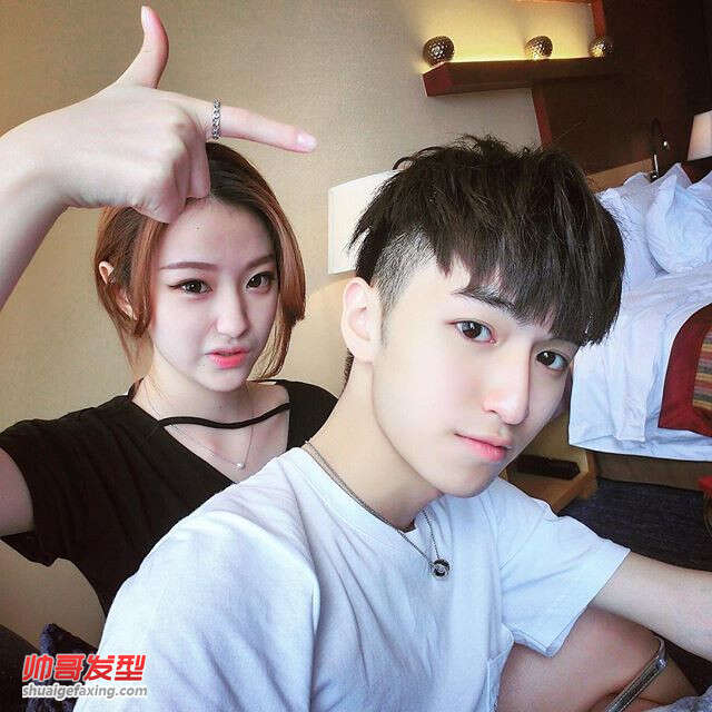 Instagram中国帅比 90后小鲜肉两边剃光直发齐刘海最萌