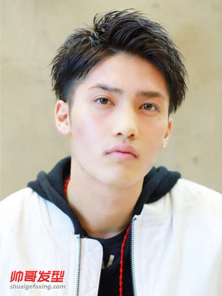 潮男最爱的改良型小背头 男士油头发型最经典