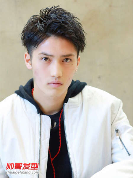 潮男最爱的改良型小背头 男士油头发型最经典