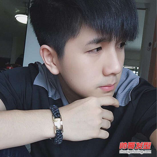 90后小鲜肉黑色发型 示范最潮学生发型造型