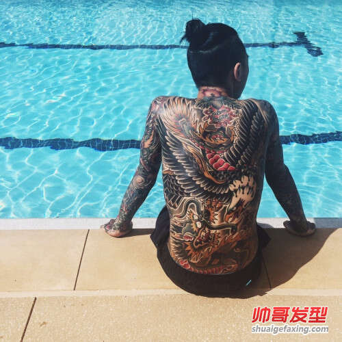 刺青纹身男适合什么发型 男生个性耍酷发型设计