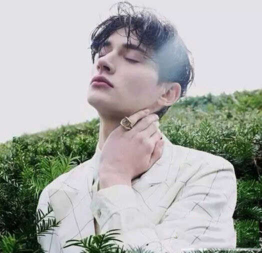小清新男生留什么发型好看 适合小男生的潮发型图片