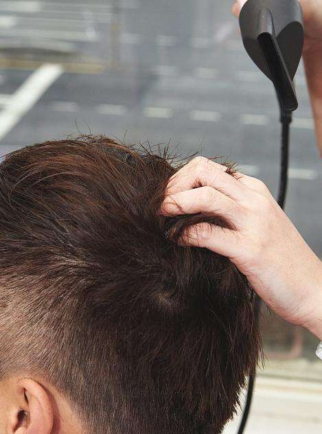 时下最流行的男生两侧剃短的短发发型造型教程