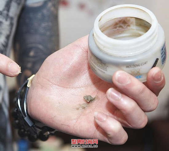 时下最流行的男生两侧剃短的短发发型造型教程