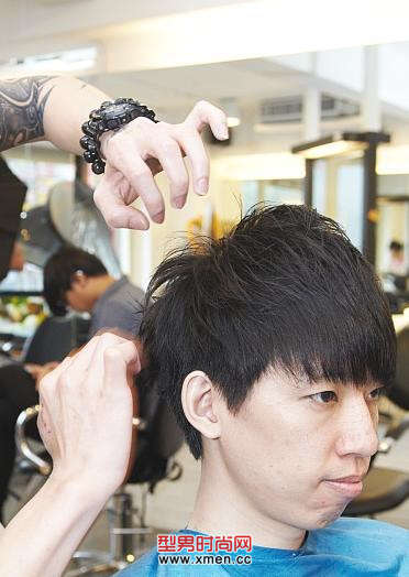 时下最流行的男生两侧剃短的短发发型造型教程