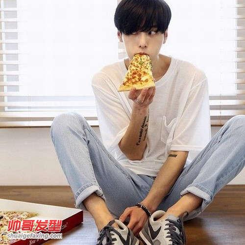 十五六岁初中男生发型图片 简单黑色柔顺直发发型