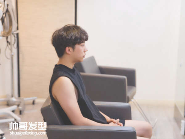 男生两边头发怎么剪好看 两侧剃光的背头卷发