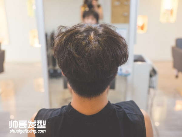 男生两边头发怎么剪好看 两侧剃光的背头卷发