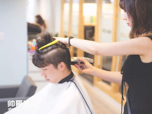 男生两边头发怎么剪好看 两侧剃光的背头卷发