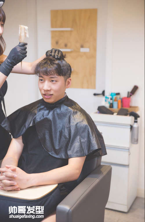 男生两边头发怎么剪好看 两侧剃光的背头卷发