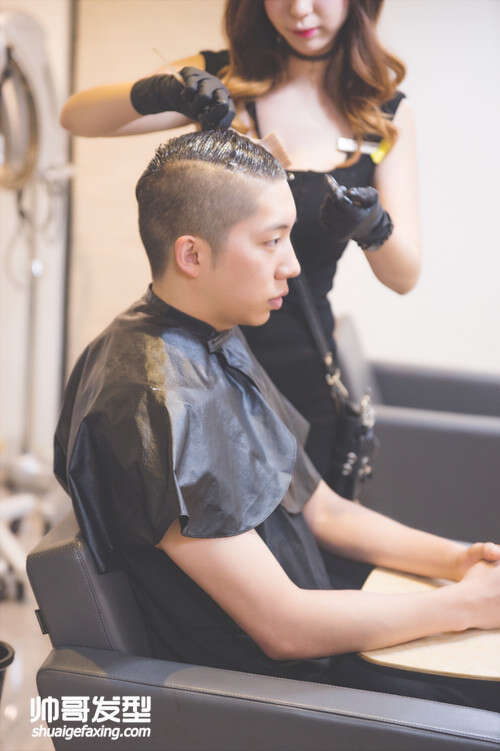 男生两边头发怎么剪好看 两侧剃光的背头卷发