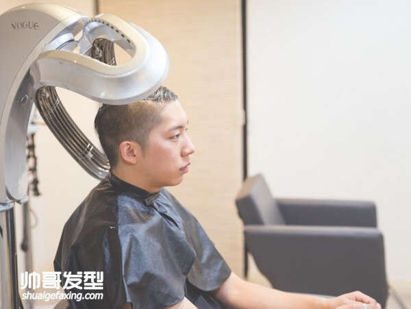 男生两边头发怎么剪好看 两侧剃光的背头卷发