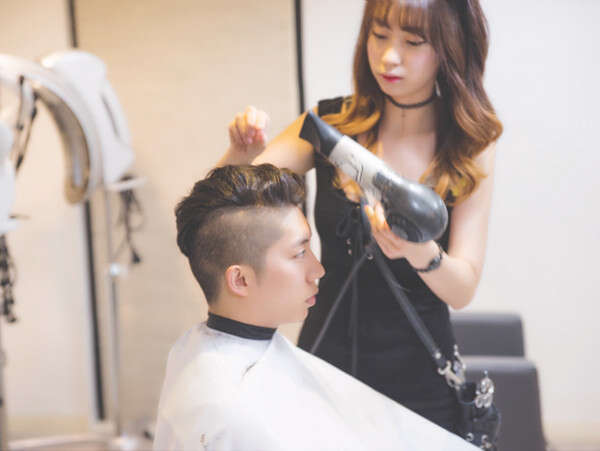 男生两边头发怎么剪好看 两侧剃光的背头卷发