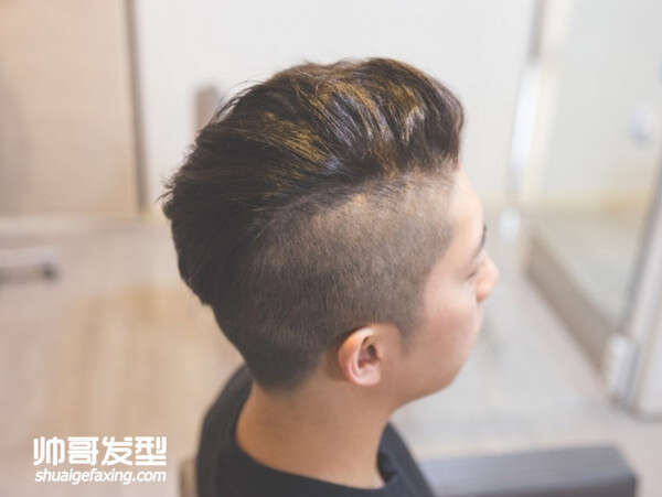 男生两边头发怎么剪好看 两侧剃光的背头卷发