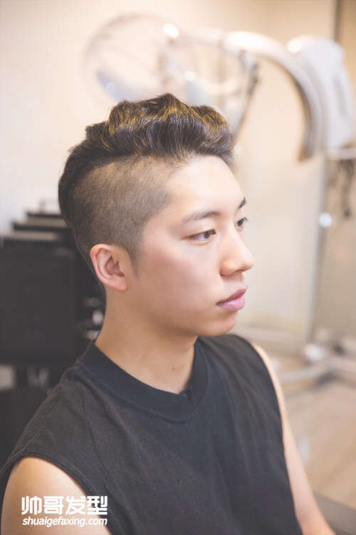 男生两边头发怎么剪好看 两侧剃光的背头卷发