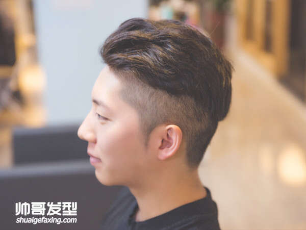 男生两边头发怎么剪好看 两侧剃光的背头卷发