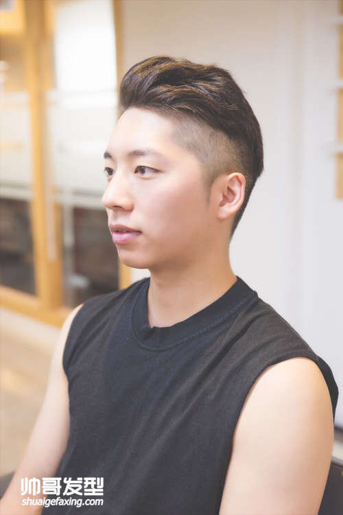 男生两边头发怎么剪好看 两侧剃光的背头卷发