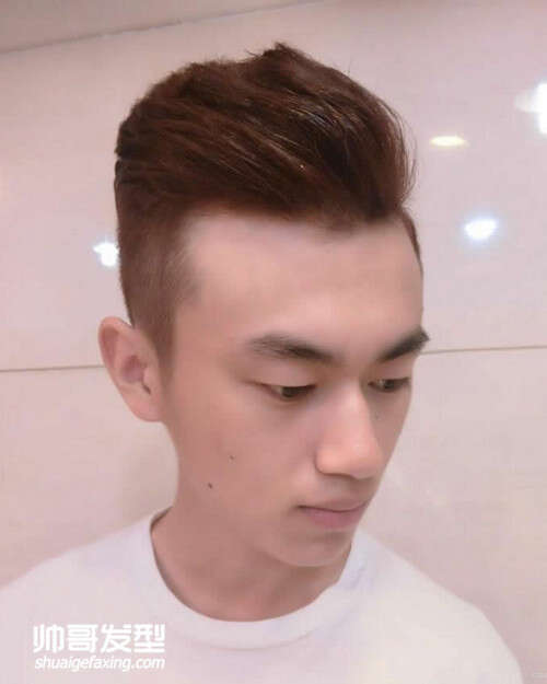 二十多岁男生适合背头发型吗 小男生背头发型图片