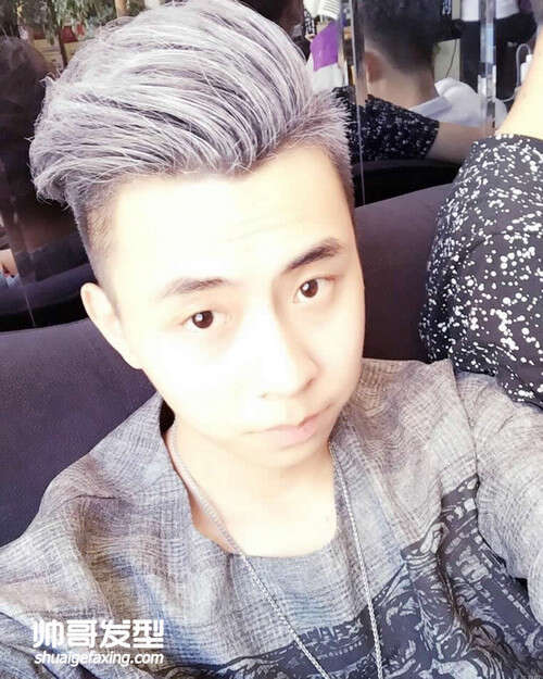 二十多岁男生适合背头发型吗 小男生背头发型图片