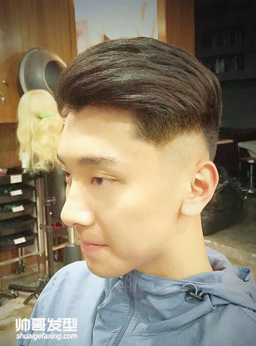 二十多岁男生适合背头发型吗 小男生背头发型图片