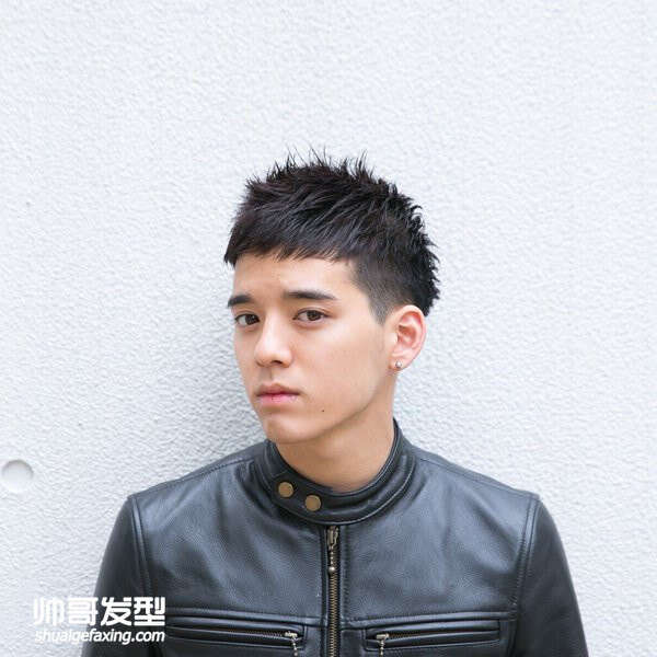 二十岁左右男生烫什么发型好看