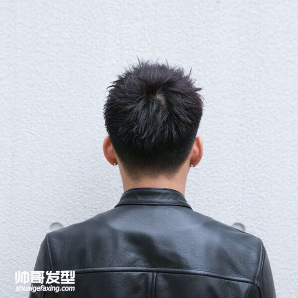 二十岁左右男生烫什么发型好看