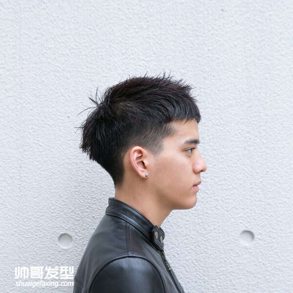 二十岁左右男生烫什么发型好看