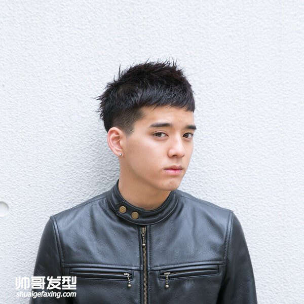 二十岁左右男生烫什么发型好看