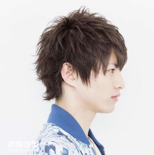 二十岁左右男生烫什么发型好看