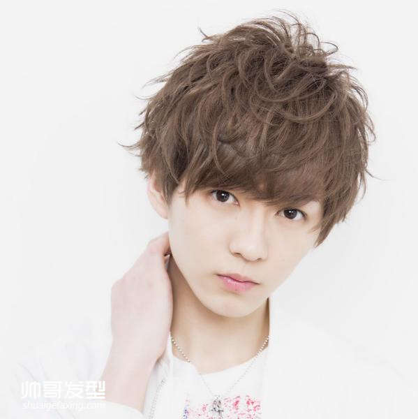 二十岁左右男生烫什么发型好看