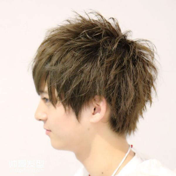 二十岁左右男生烫什么发型好看