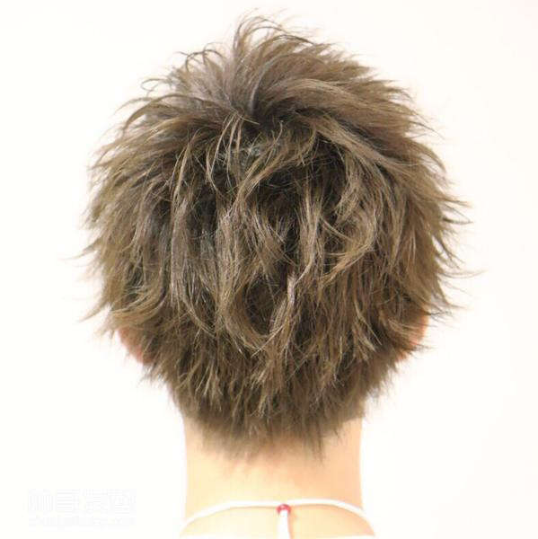 二十岁左右男生烫什么发型好看