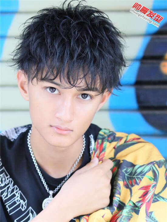 2016-2017最新男生流行发型 潮男帅哥发型图片