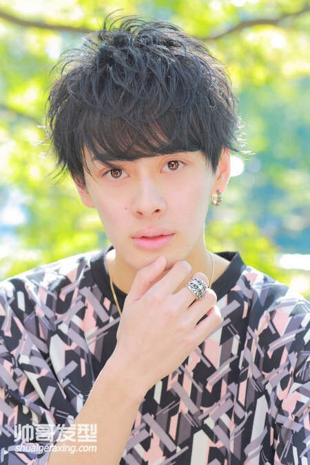 二十岁男生剪什么发型好看 小清新男生发型图片