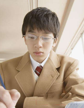 眼镜男冬季发型设计 戴眼镜的男生适合的发型
