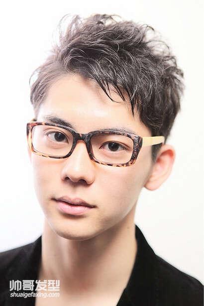 戴眼镜男生发型设计 好看的眼镜男发型图片