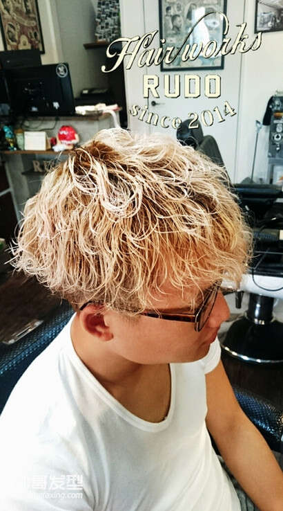 戴眼镜男生发型设计 好看的眼镜男发型图片