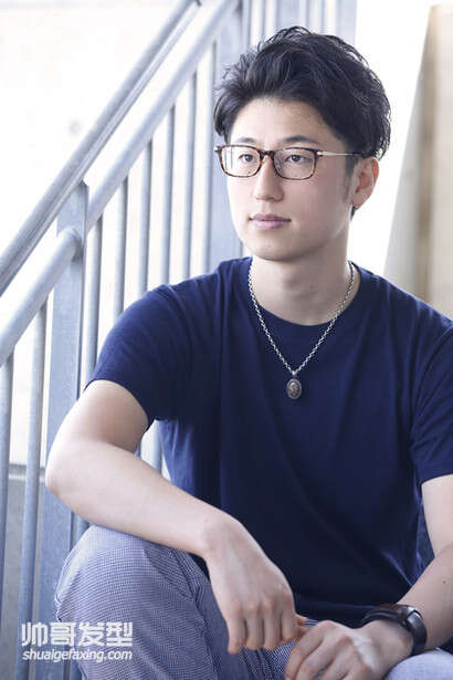 戴眼镜男生发型设计 好看的眼镜男发型图片