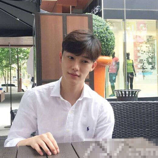小鲜肉夏天剪什么发型 好看的男生短发图片