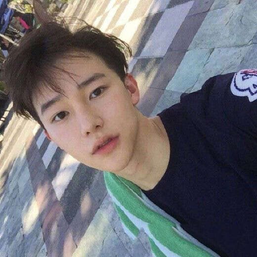 小鲜肉夏天剪什么发型 好看的男生短发图片