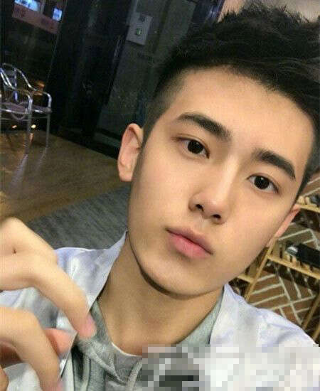 小鲜肉夏天剪什么发型 好看的男生短发图片