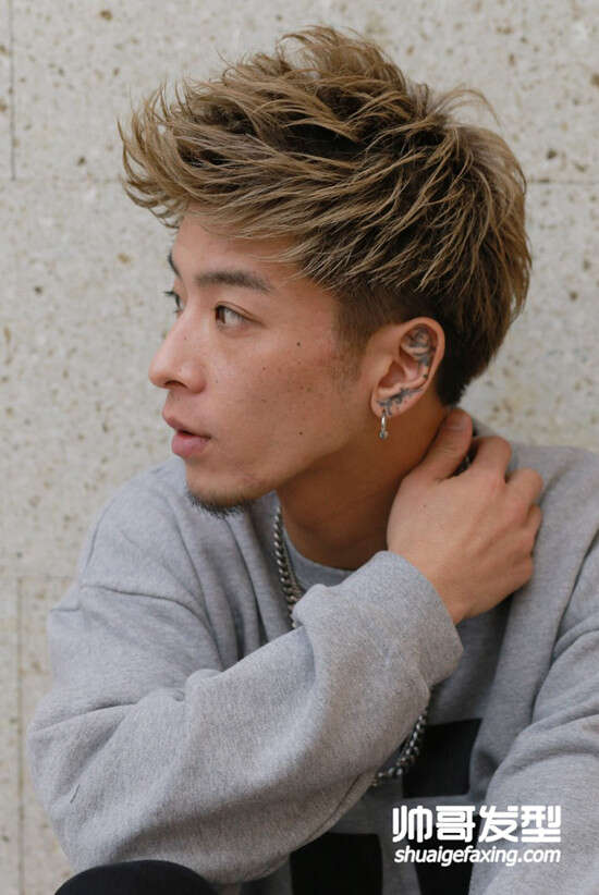 男生短头发刘海上扬的发型 清爽帅气的男生发型